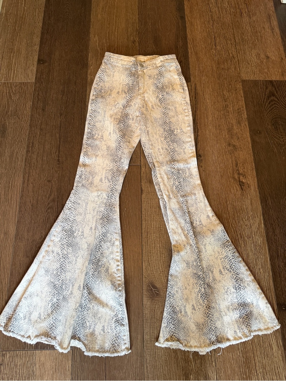 Altar'd State Cream & Gray Snake-Print Flare Pants